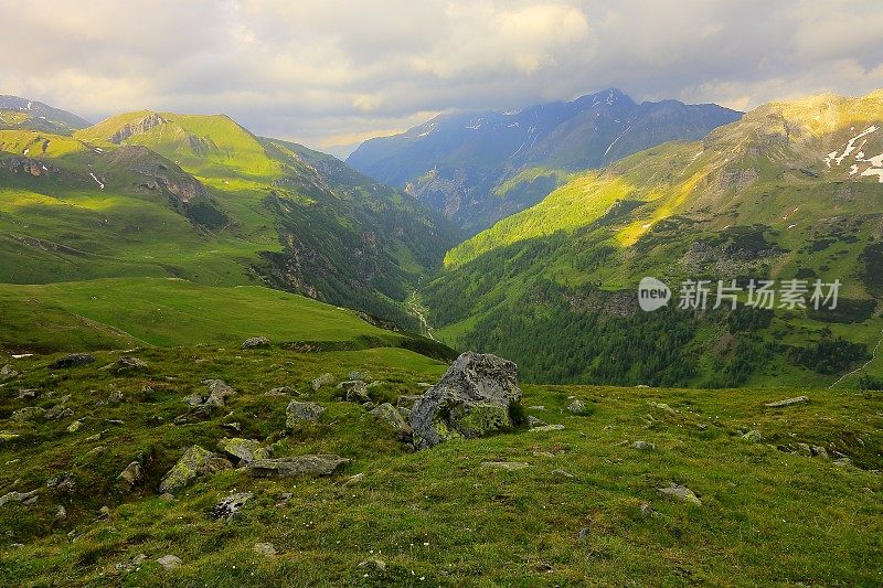 Hohe Tauern雪顶奥地利山脉-泰洛阿尔卑斯戏剧性的云景天空和景观和大格洛克纳山脉